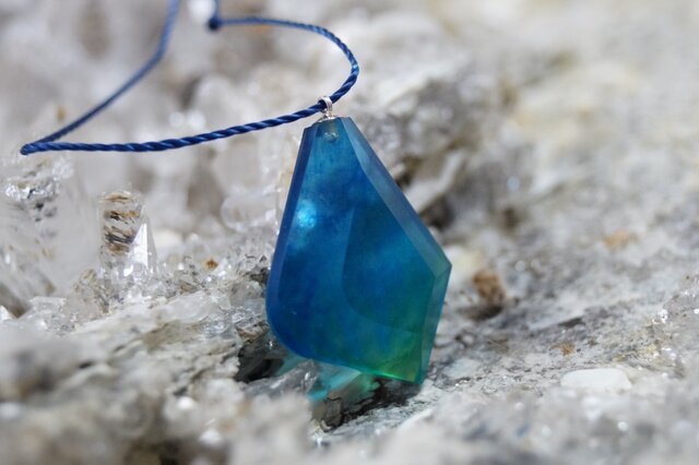 ウミノガラス SEAGLASS PENDANT -k- | iichi 日々の暮らしを心地よく