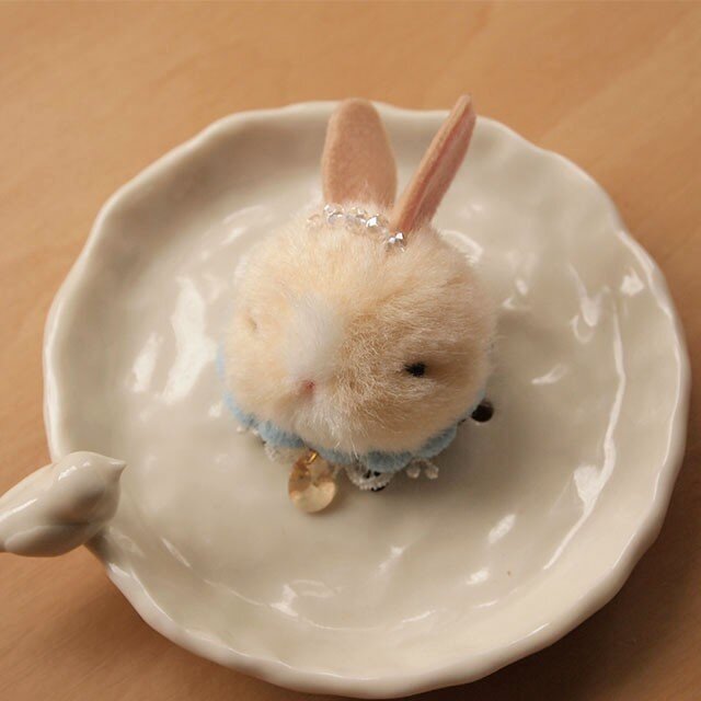 ふんわりブローチ＊キラキラ飾りのうさぎベージュ