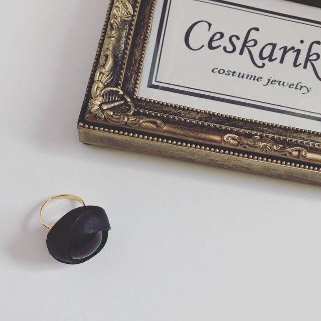 Black flower corsage ringの画像1枚目