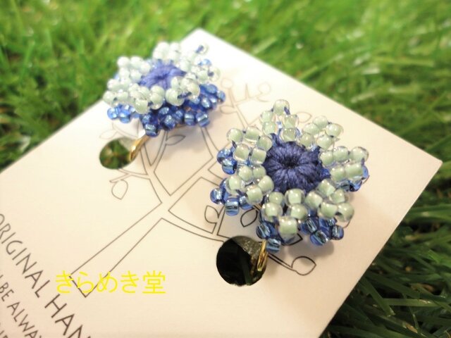 ビーズのお花イヤリング(ブルー・ライトブルー)の画像1枚目