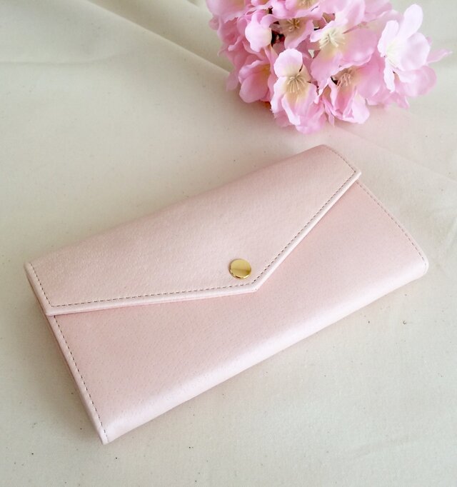 淡いピンクの長財布