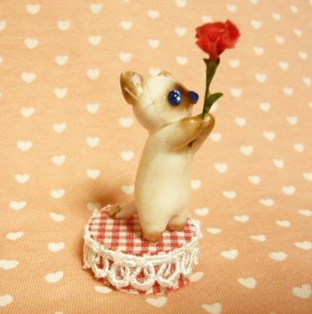 にゃんこのしっぽ○母の日カーネーション○ミニチュア○白シャム猫1
