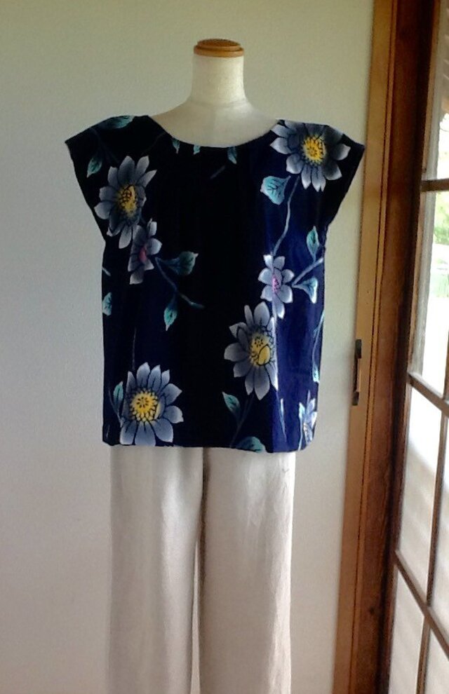 紺地にヒマワリのブラウス