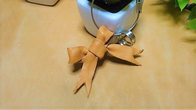 キーホルダー ヌメ革リボン 茶の画像1枚目