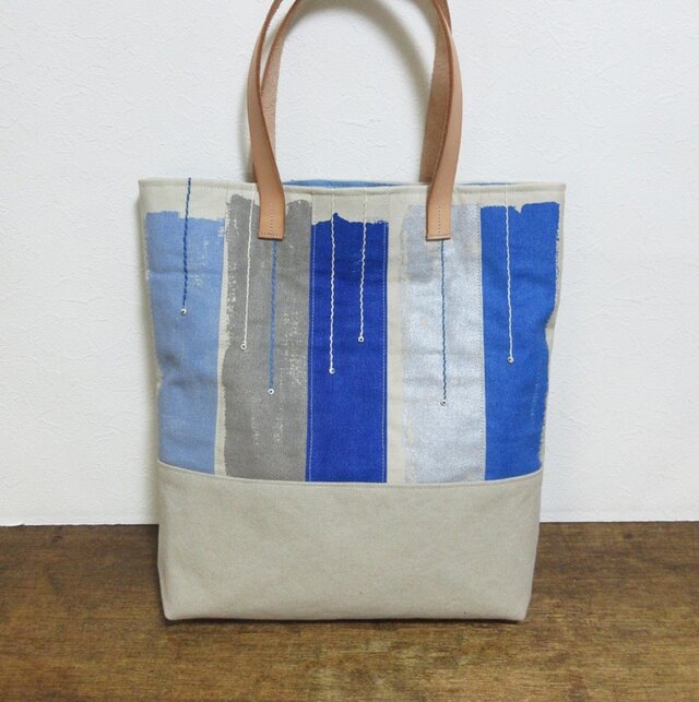 ペイント柄トートかばん/ベージュ本革持ち手