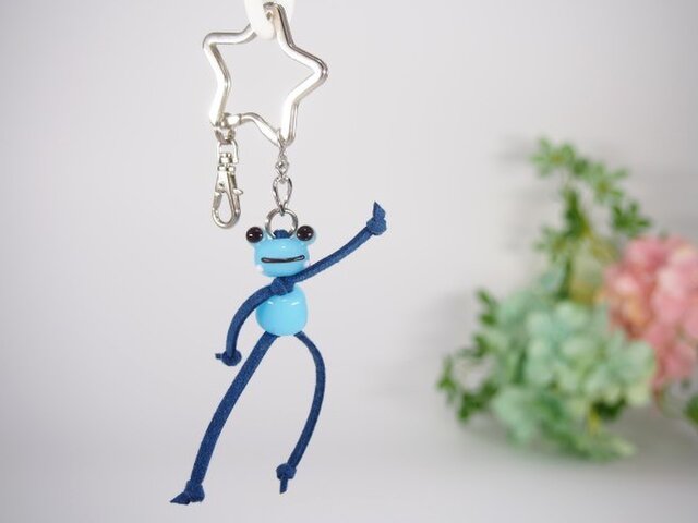 かえるのキーホルダー ミルキーブルーの画像1枚目