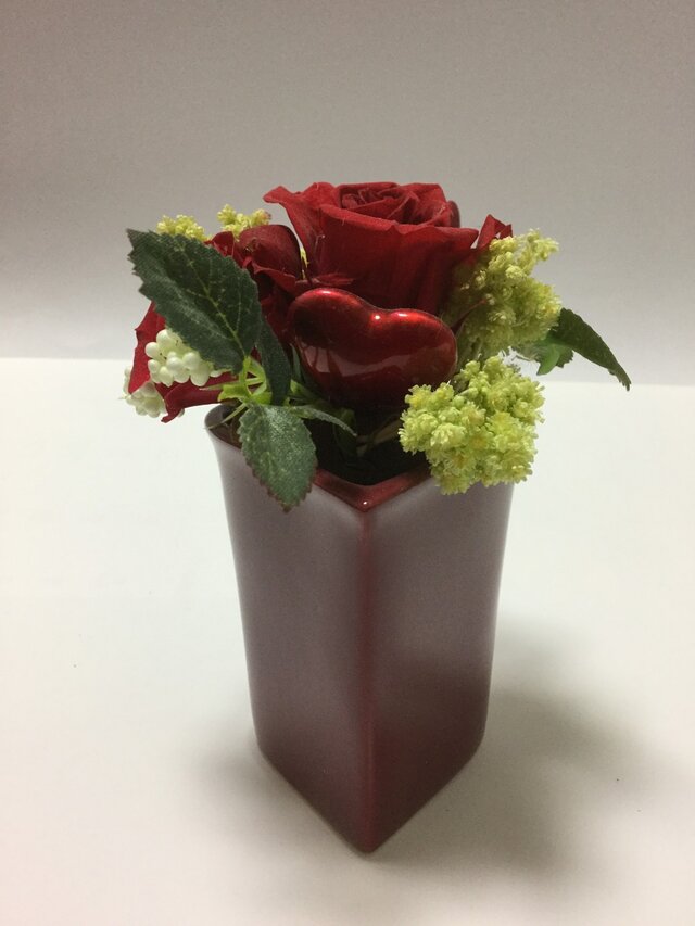 ハートと薔薇を使ったプリザーブドフラワーアレンジの画像1枚目