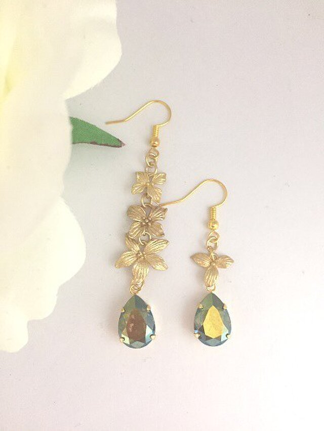 ボタニカルとスワロフスキーのピアス（イヤリング）