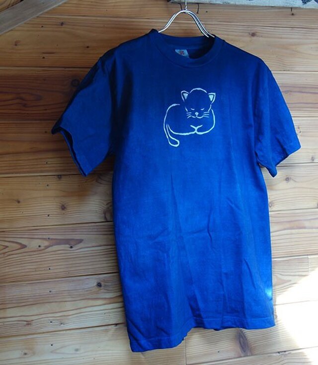 青い眠り猫の藍染Tシャツの画像1枚目