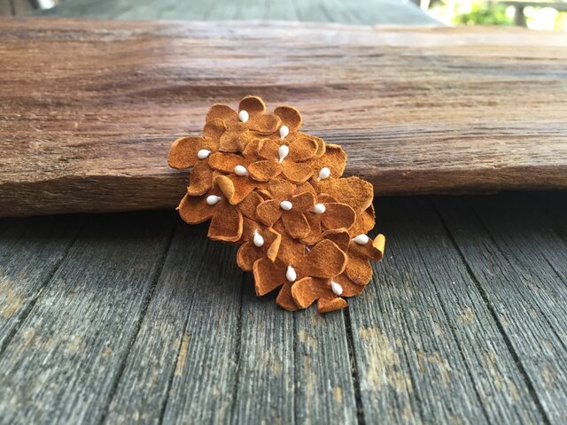 革花のスリーピン(花芯つき) タマゴサイズ キャメルの画像1枚目