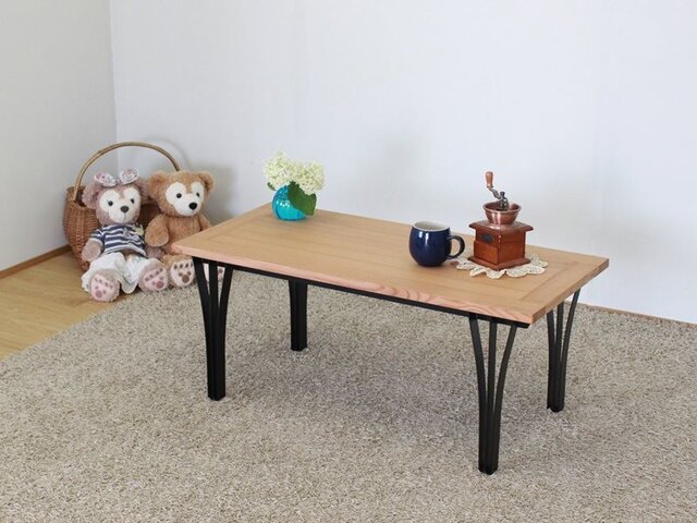 框組みの天板に優雅で丈夫なアイアン脚を組合わせた場所取らずのお洒落ローテーブルの画像1枚目