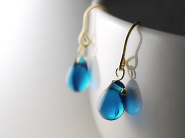 チェコガラスのしずくピアス ダークアクアの画像1枚目