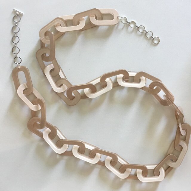 アクリルチェーンロングネックレス - グレーベージュの画像1枚目