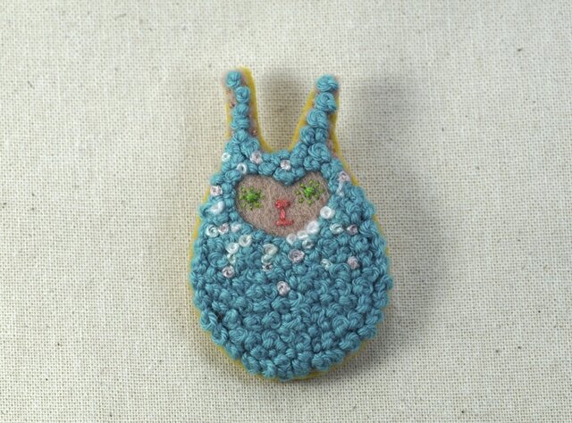 手刺繍 くるくるうさぎ ブローチ あおの画像1枚目