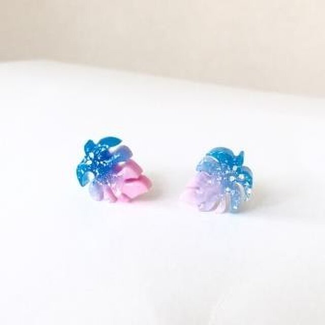 pinkモンステラのプチピアス／イヤリング