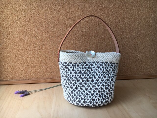 ちょっと変わったかごバック(gray×white)の画像1枚目
