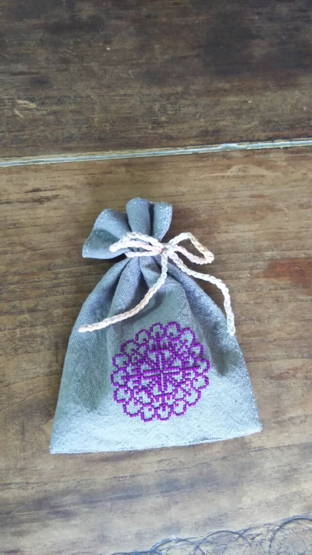 グレーのリネンのポプリサシェ・紫色刺繍・クロスステッチ/ウクライナ・刺繍の画像1枚目