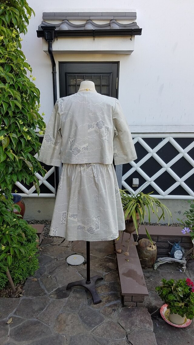 C926.着物リメイク、白大島紬、ロングワンピース、バック付き 大島紬のピンタックワンピース コートワンピース 白大島 麻の葉 着物