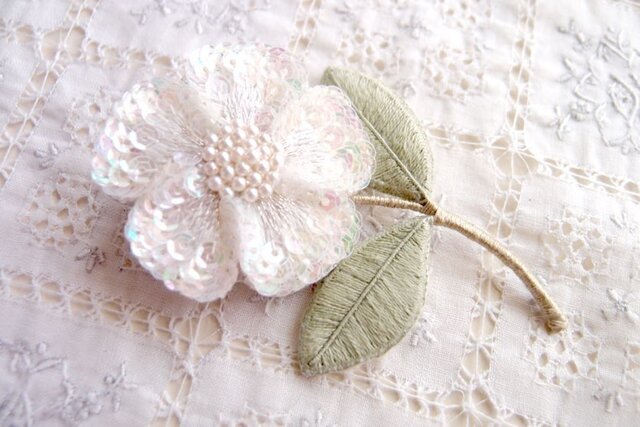 一輪の白い お花のブローチの画像1枚目
