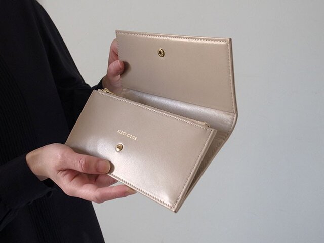 スムースレザーで作ったシックな長財布 - Long Wallet - ベージュ - :カレン クオイルの画像1枚目