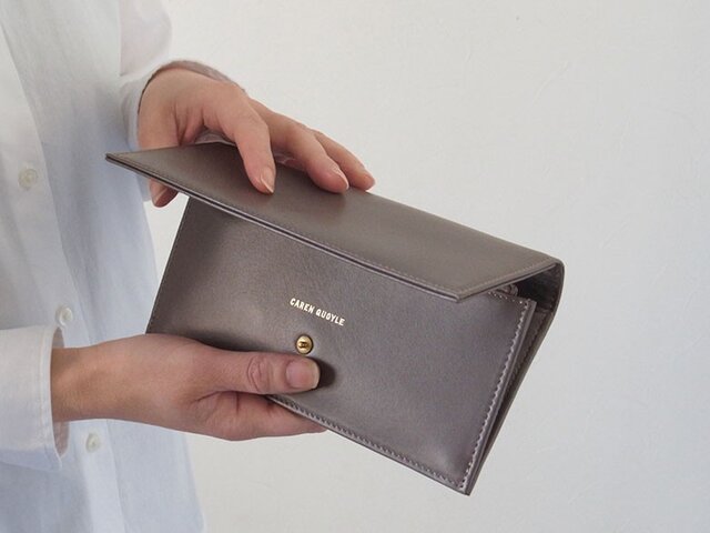 スムースレザーで作ったシックな長財布 - Long Wallet - グレー - :カレン クオイルの画像1枚目