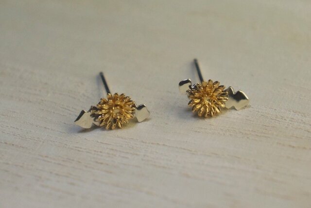 たんぽぽのピアス（K18メッキ） | iichi 日々の暮らしを心地よくする