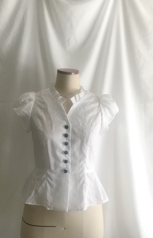 小花刺繍アンティークボタンフレンチブラウスの画像1枚目
