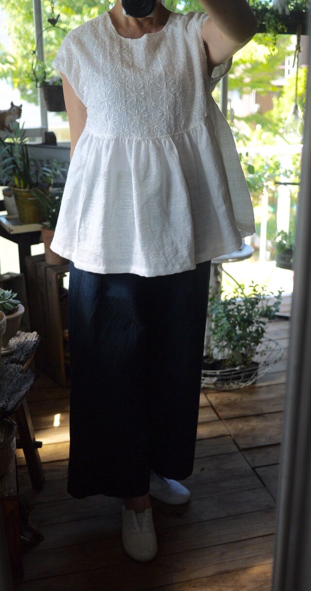 総刺繍とリネン100模様刺繍のトップスの画像1枚目