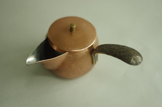 銅製急須（横取手、荒鎚仕上） | iichi 日々の暮らしを心地よく