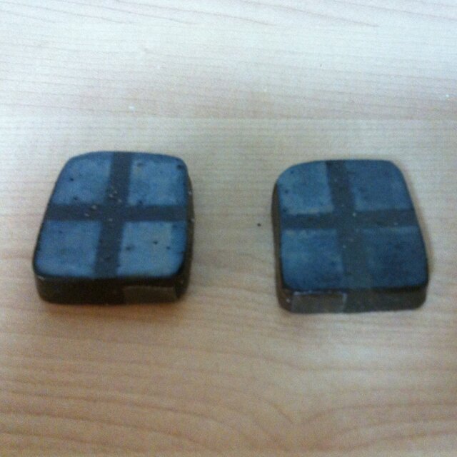 燻銀のマス目の入った箸置きの画像1枚目