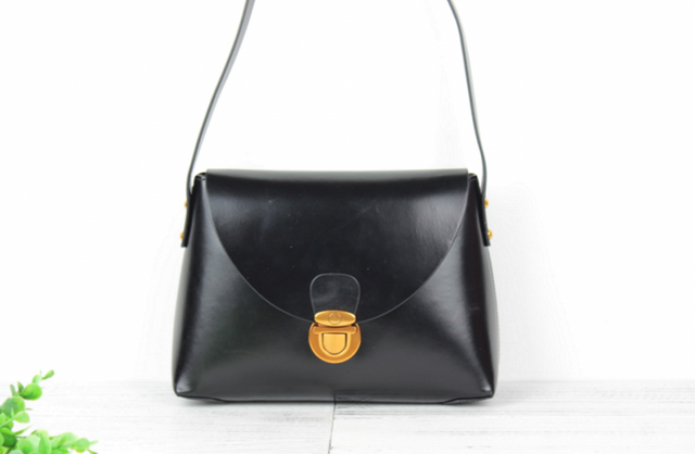 本革 かわいいレトロ風レザーショルダーバッグ ♪Black♪の画像1枚目