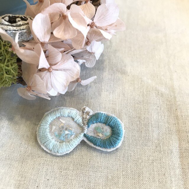 刺繍のちょうちょブローチ【水×青緑】の画像1枚目
