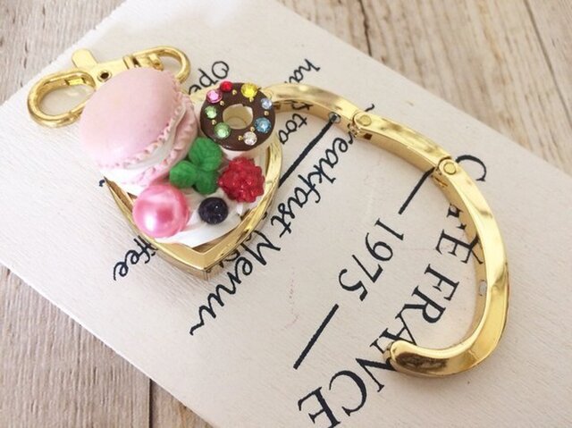 スイーツデコ 人気バッグハンガー スワロフスキーきらきらドーナツ かわいいマカロンピンク Iichi ハンドメイド クラフト作品 手仕事品の通販