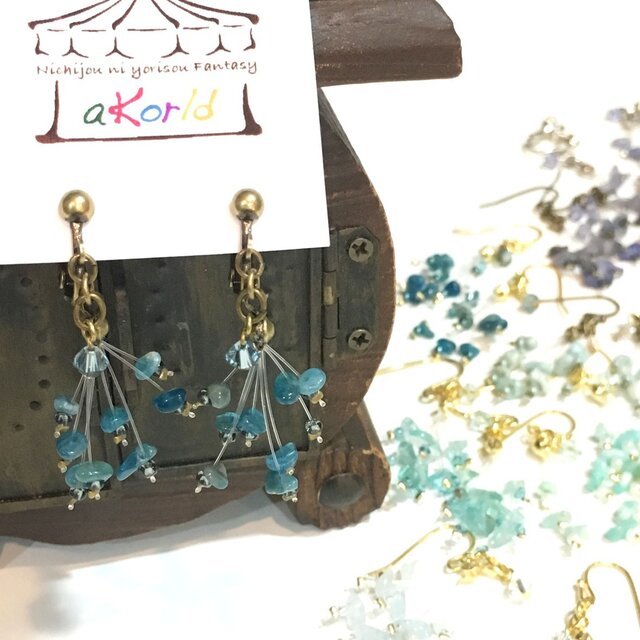天然さざれ石のシャワーピアス&イヤリングTypeⅡ(カイヤナイト×アンティックゴールド)の画像1枚目