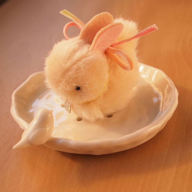 【再販・usagi様専用ページ】ちいさなぬいぐるみうさぎベージュ*虹色リボンの画像1枚目