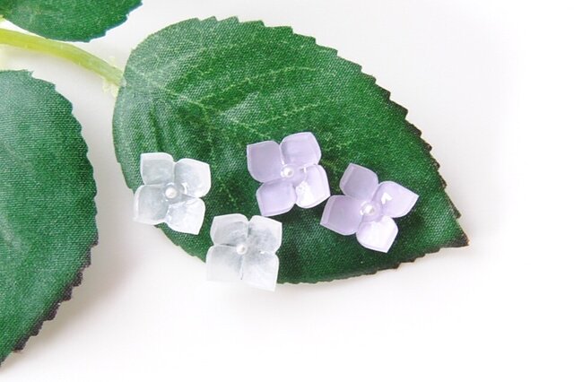 雨の日の紫陽花のミニピアスの画像1枚目