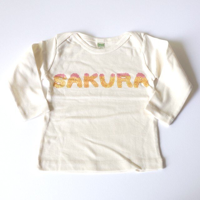 ビスケットアルファベット お名前 ベビーTシャツ (イチゴ) ● organic cotton 100%【受注生産】の画像1枚目