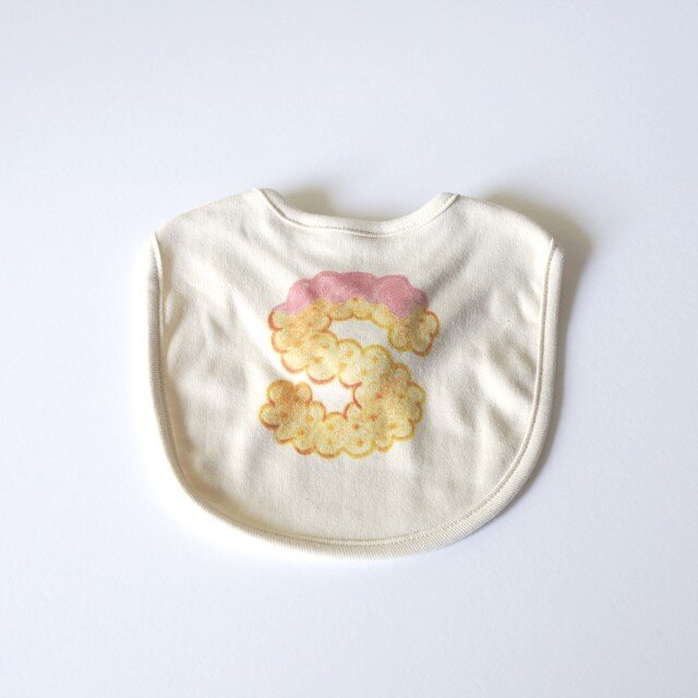 ビスケットアルファベット スタイ (イチゴ) ● organic cotton 100%【受注生産】の画像1枚目