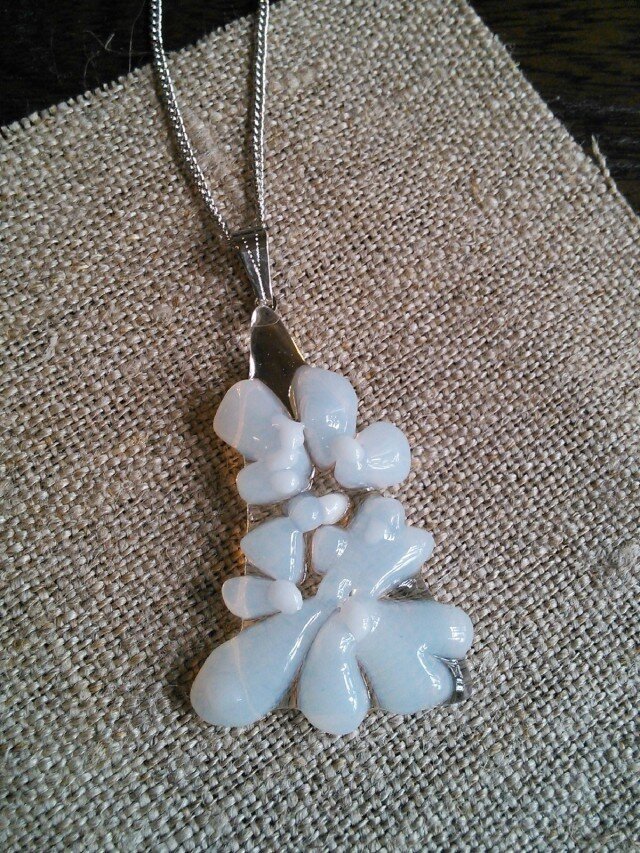 ガラスのペンダント（レースフラワー）