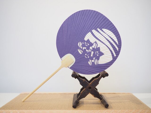 切り絵うちわ 月に雲 桔梗の画像1枚目