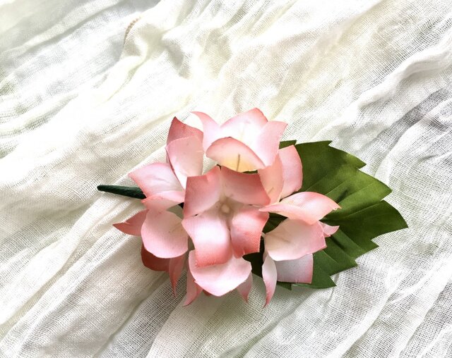 紫陽花のコサージュの画像1枚目