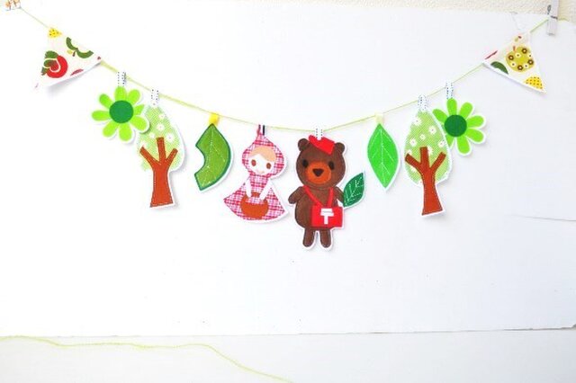 絵本の様なガーランド♪森の郵便配達クマちゃんの画像1枚目