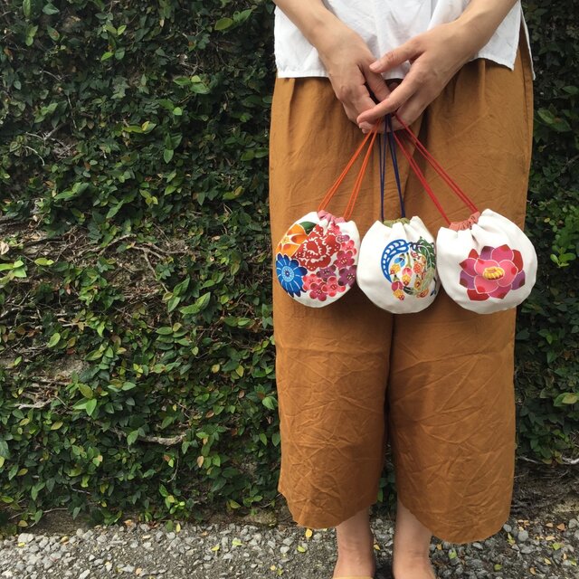 まんまるかわいい 手染め 巾着袋 Bingata drawstring pouch "Flowers"の画像1枚目