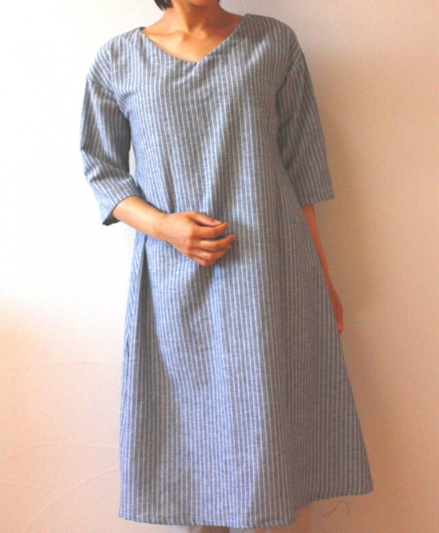 Vネック　Aラインワンピース