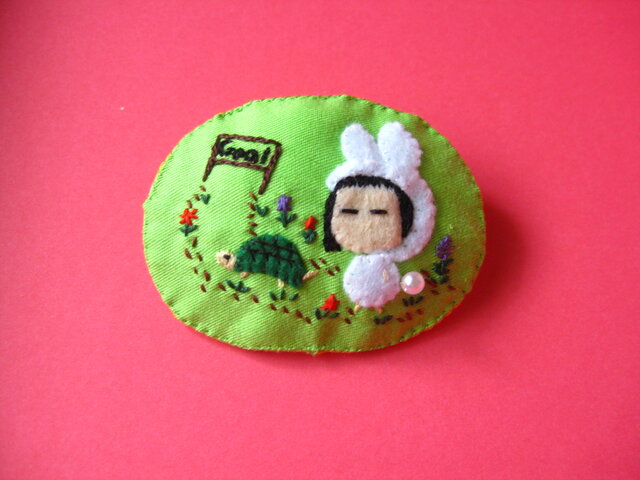 ウサギ(?)とカメ<布ブローチ(刺繍ブローチ)>の画像1枚目