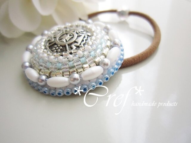 メグえもん様 水色×グレー ハンドメイド☆ふわじゃら☆ビーズ ヘアゴム ビーズ刺繍ヘアゴム＊包み込みフロストブルー | iichi 日々の