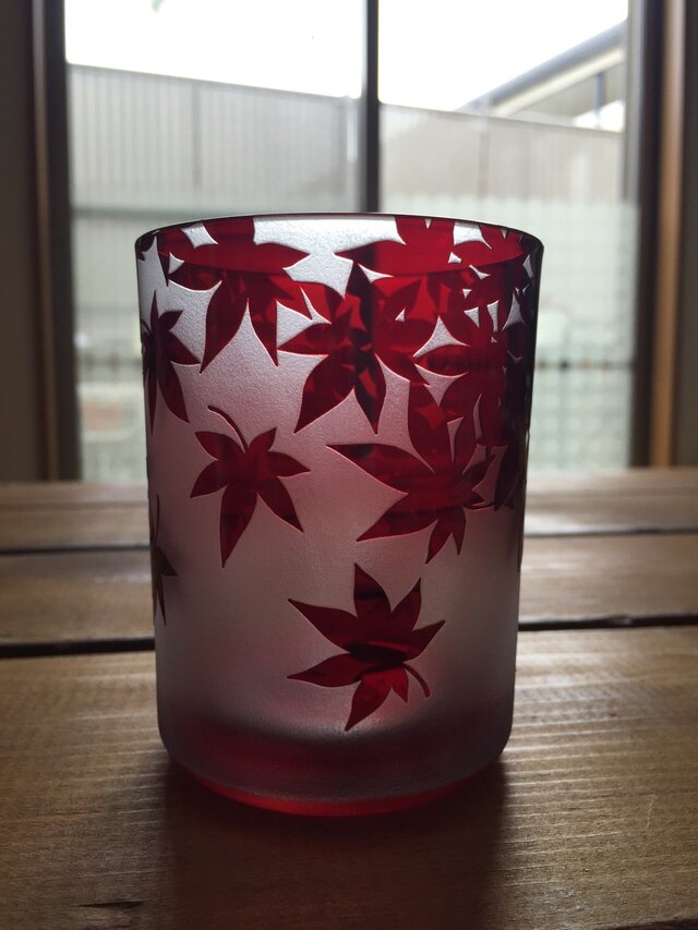 紅葉のグラスの画像1枚目