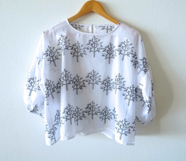 再販 木の刺繍 薄手プルオーバー 黒の画像1枚目