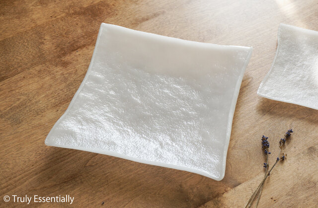 白色ガラスの大皿 -「 KAZEの肌 」○ 27cm・絹目調・平底 | iichi 日々