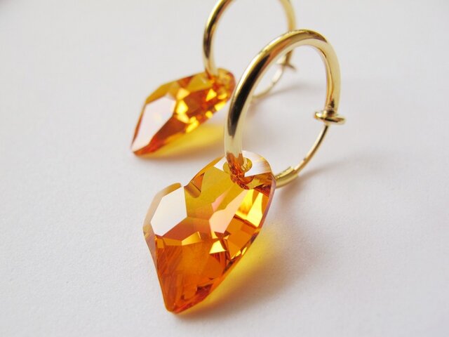 SWAROVSKI アシンメトリーハート❤ ノンホールフープイヤリングの画像1枚目